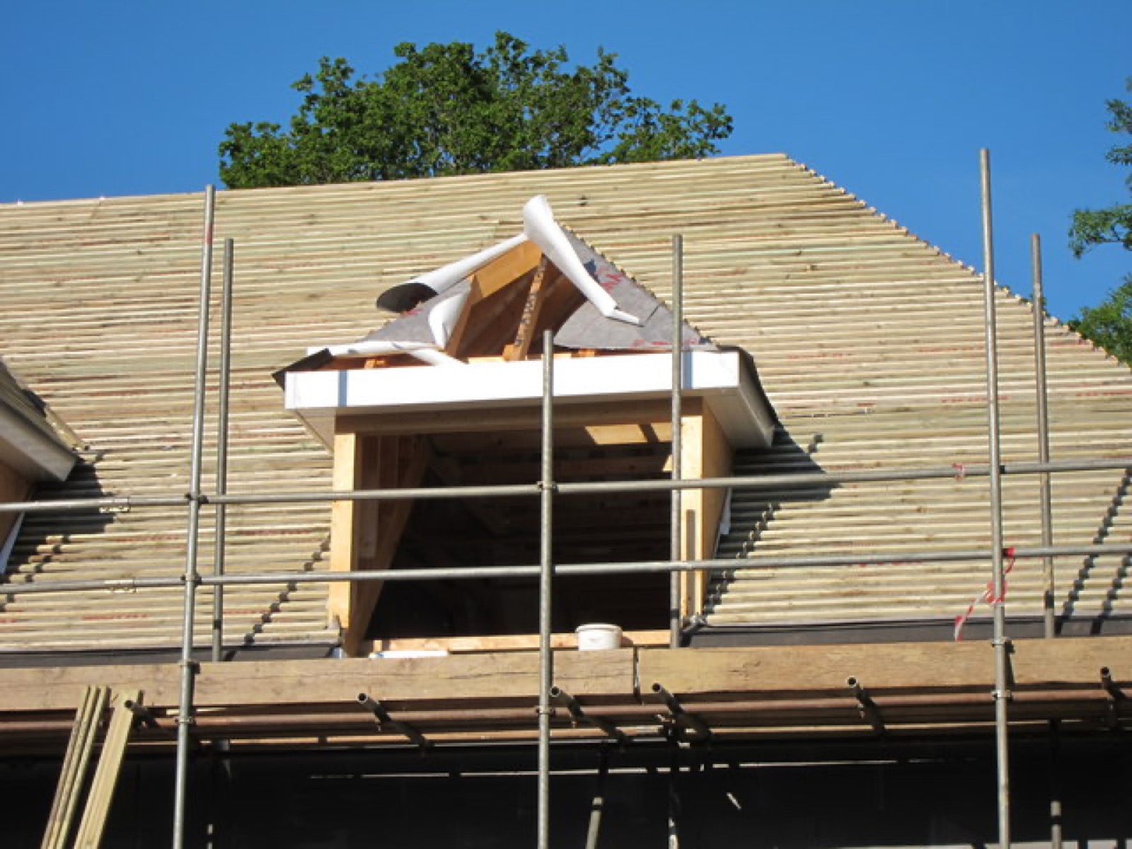 Dachgaube im Rohbau auf einem Steildach